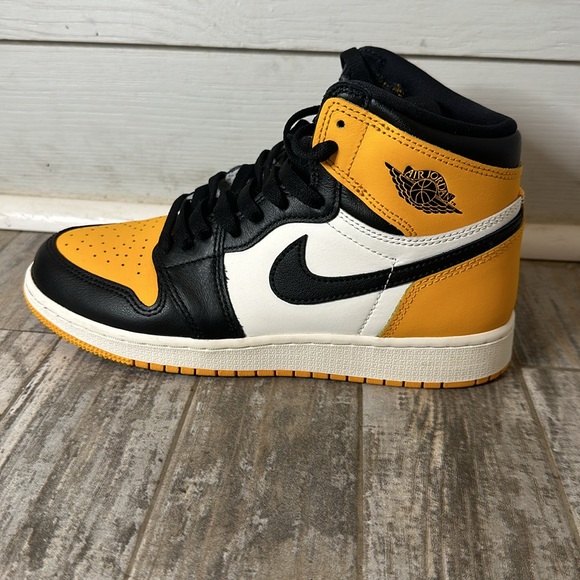 Nike Youth Air Jordan Retro 1 High OG GS Taxi Yellow Size 5.5 Y - Picture 2 of 4